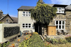 Cosy modern cottage by the sea, heart of snowdonia